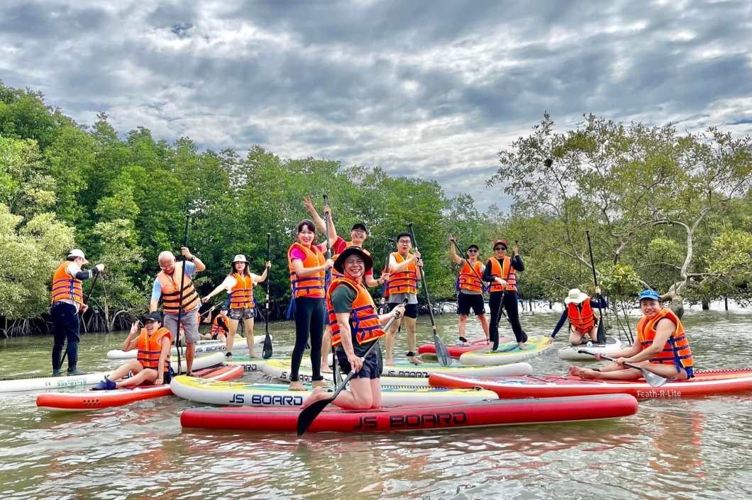 Tour Chèo Thuyền Sup Xuyên Rừng Ngập Mặn Cần Giờ