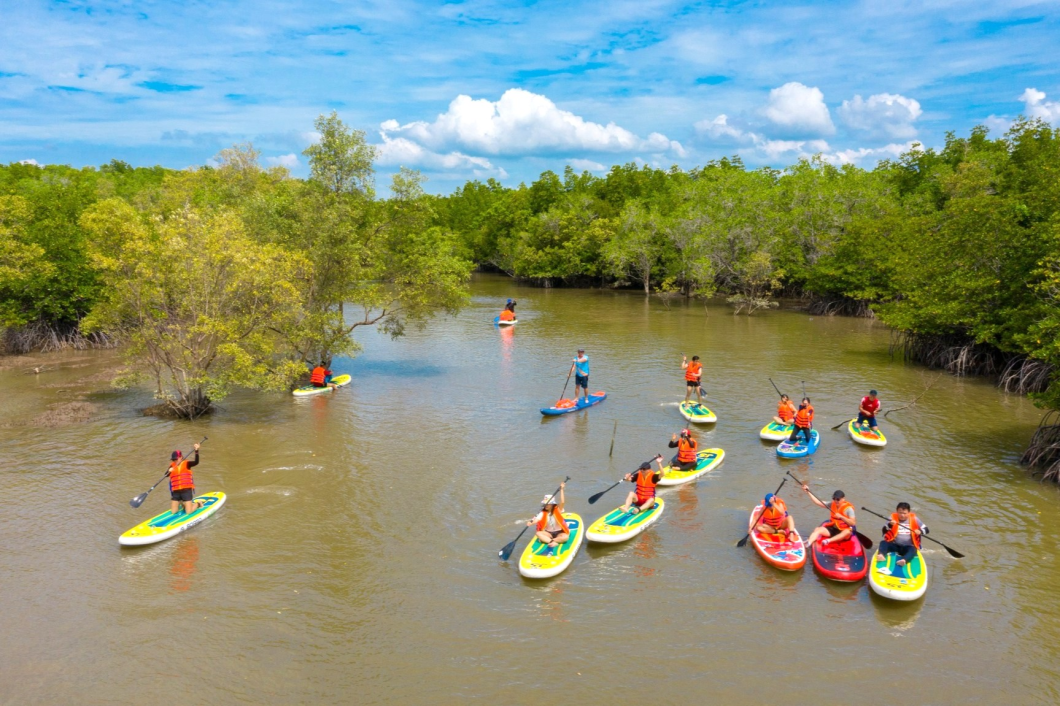 Tour Chèo Thuyền Sup Xuyên Rừng Ngập Mặn Cần Giờ