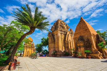 Du Lịch Nha Trang: Tháp Bà Ponagar - Vinwonders - Nhà Hát Đó