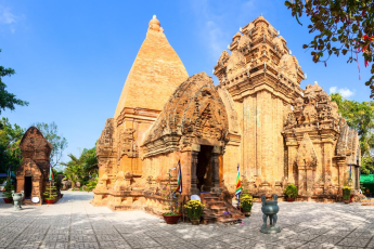 Du Lịch Nha Trang: Tháp Bà Ponagar - Vinwonders - Nhà Hát Đó
