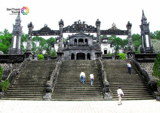 Du lịch Huế khám phá những lăng tẩm cổ kính - nơi thời gian ngưng đọng