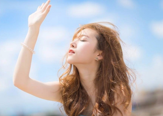 Cách bảo vệ tóc khi đi biển luôn mượt mà và óng ả bạn sẽ ước giá mình biết sớm hơn