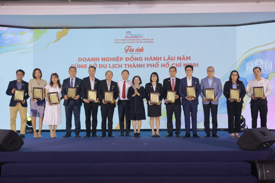 BenThanh Tourist nhận kỷ niệm chương Sở Du lịch TP.HCM trao tặng