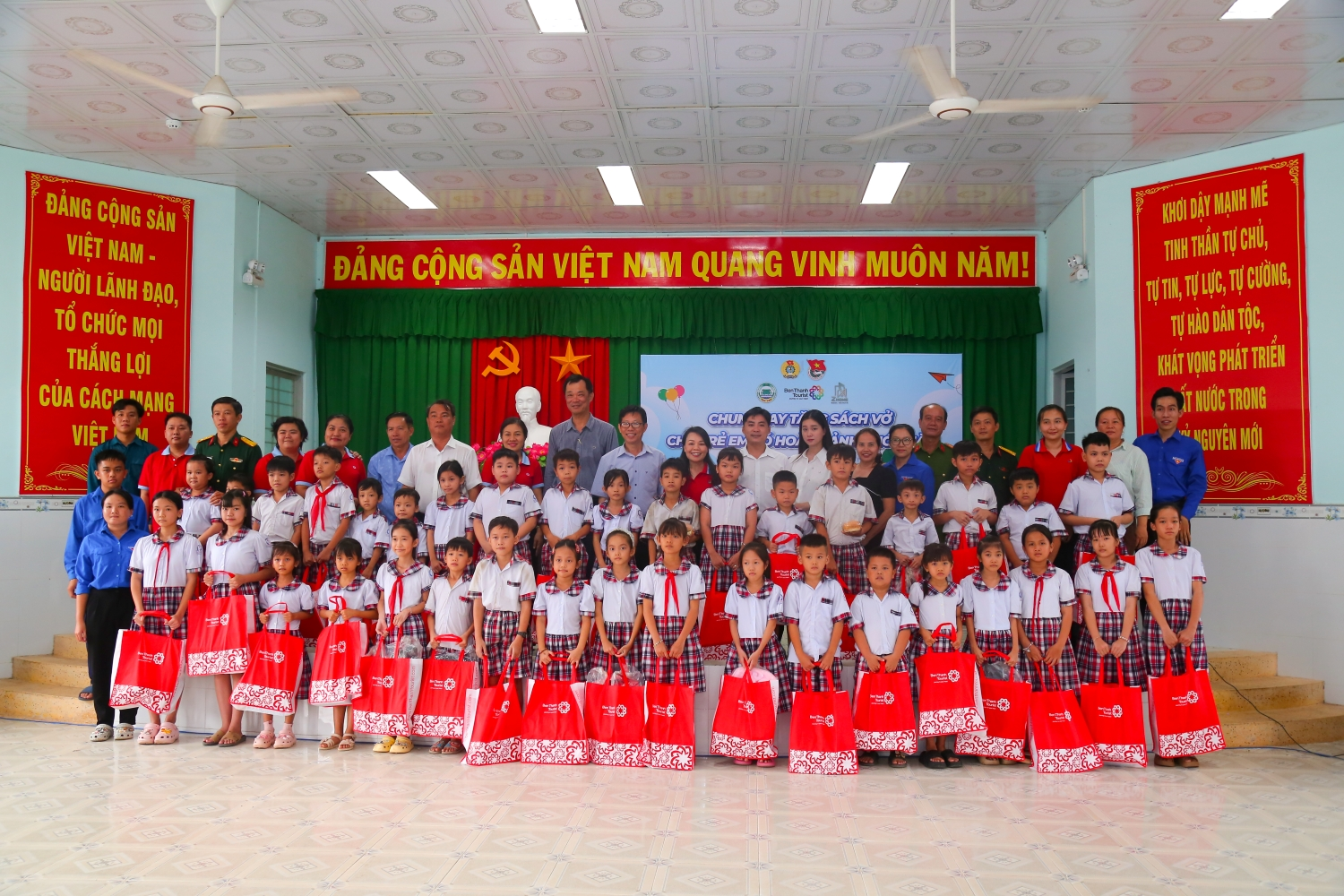 BenThanh Tourist chung tay tiếp sức đến trường cho học sinh có hoàn cảnh khó khăn tại xã Tân Hào