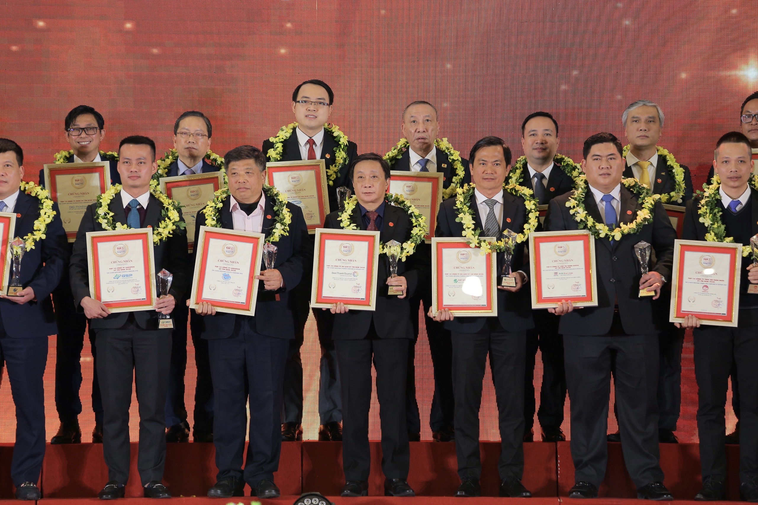 Giải thưởng vinh danh cộng đồng doanh nghiệp lớn của nền kinh tế Việt Nam. Giải thưởng vinh danh cộng đồng doanh nghiệp lớn của nền kinh tế Việt Nam.