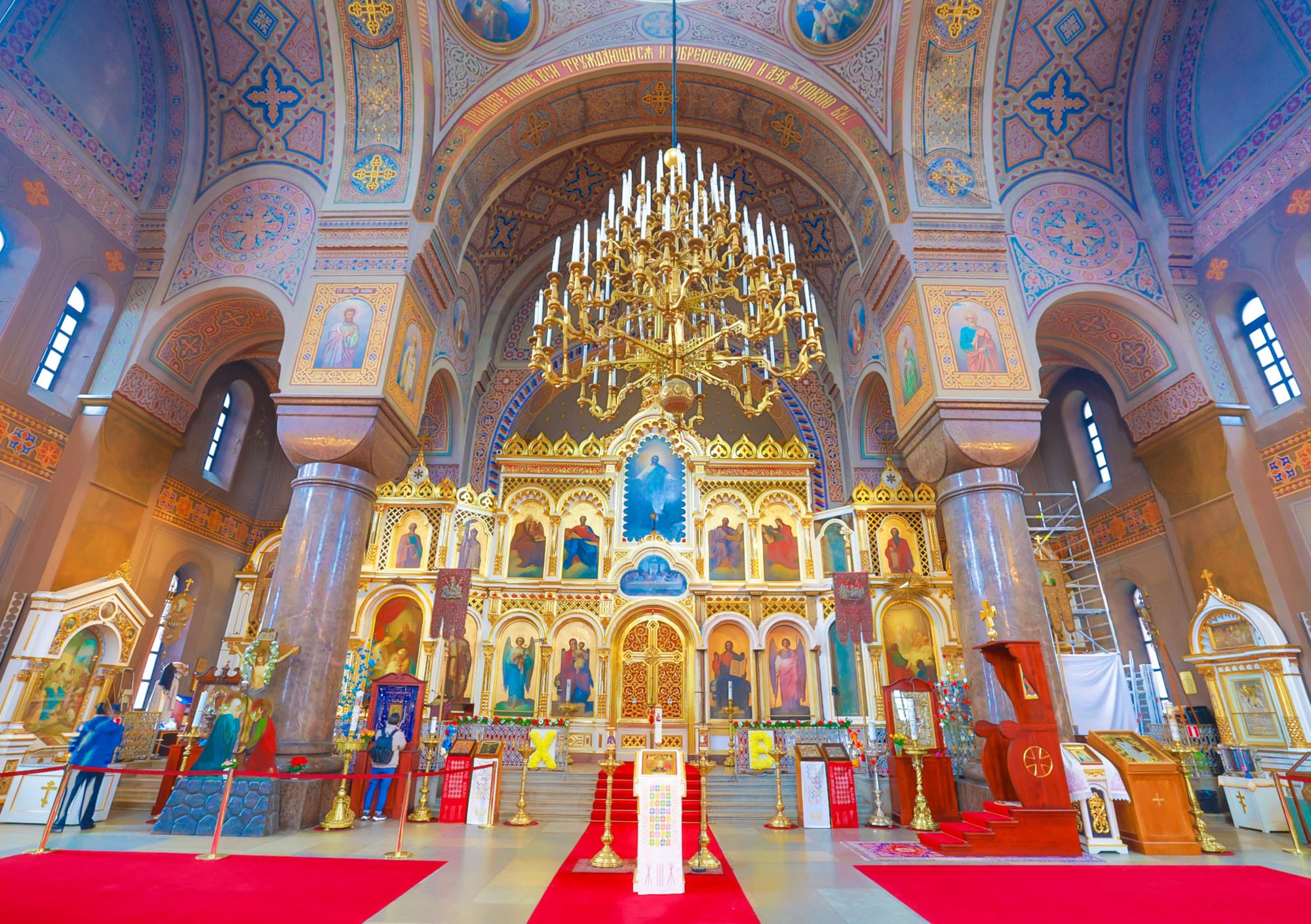 bên trong thánh đường Uspenski