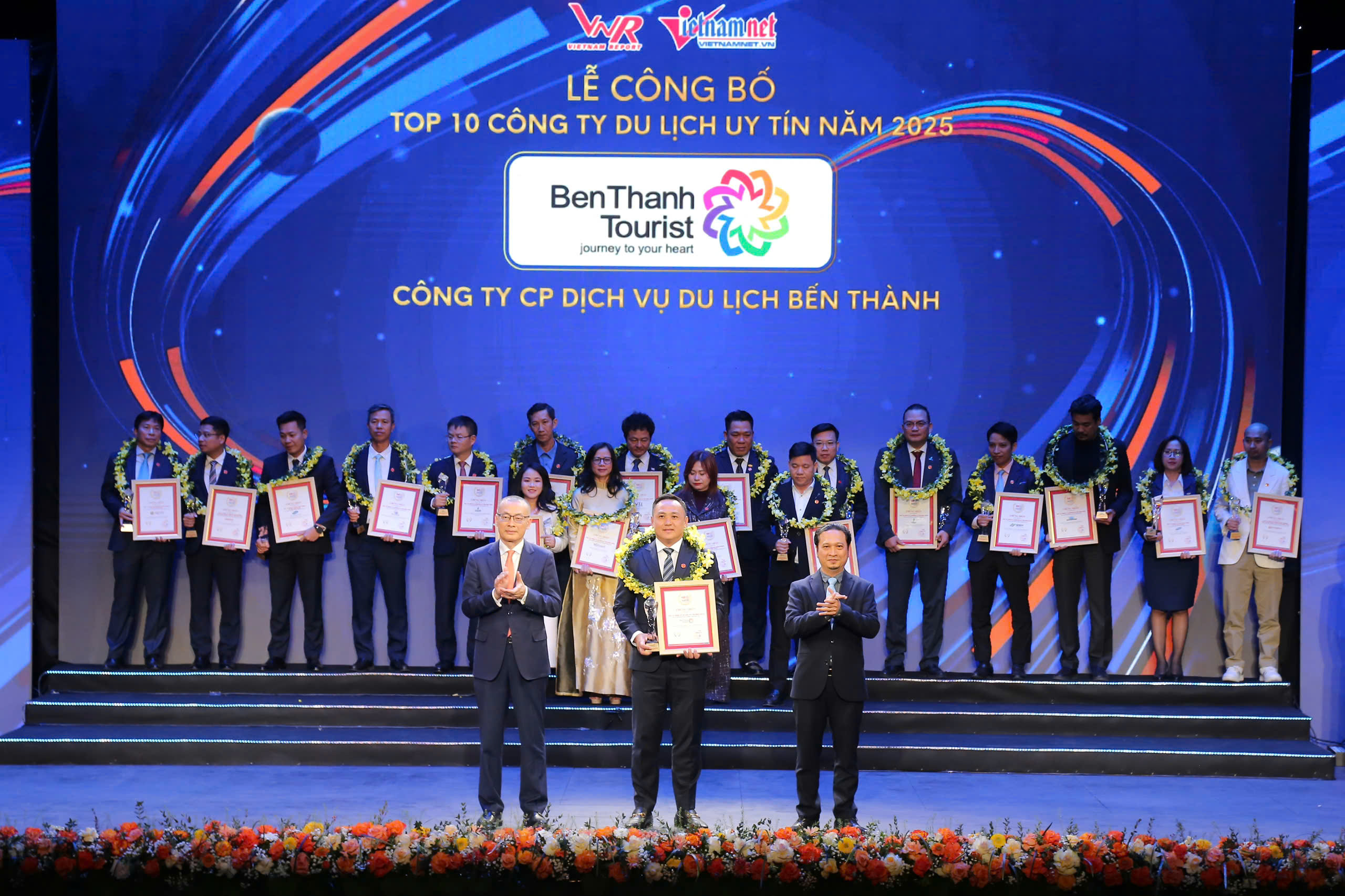 H01 - Dai dien BenThanh Tourist nhan giai Top 10 Cong ty du lịch uy tin nam 2025