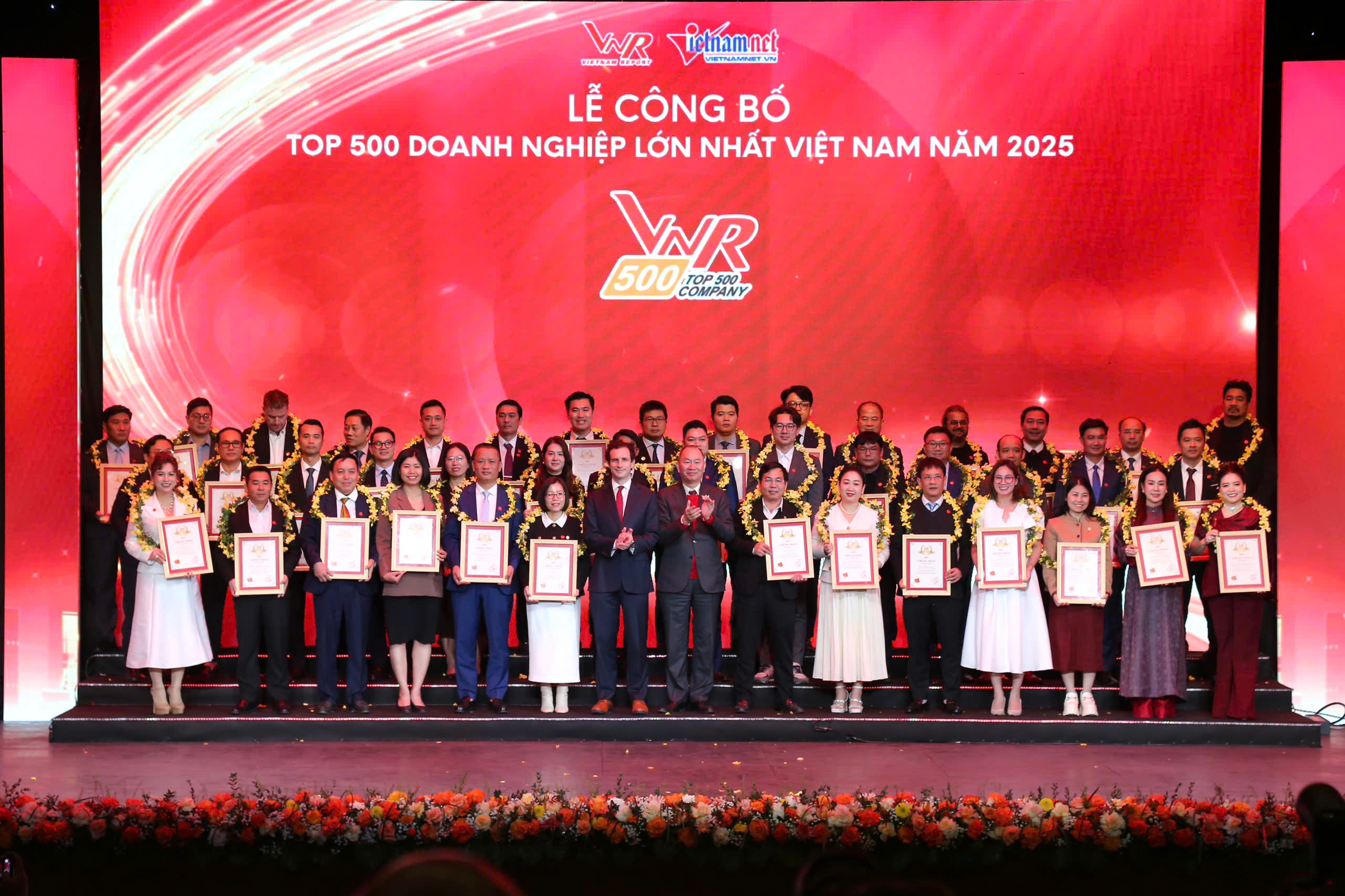 H04 Cac doanh nghiep duoc vinh danh VNR500 - Top 500 Company