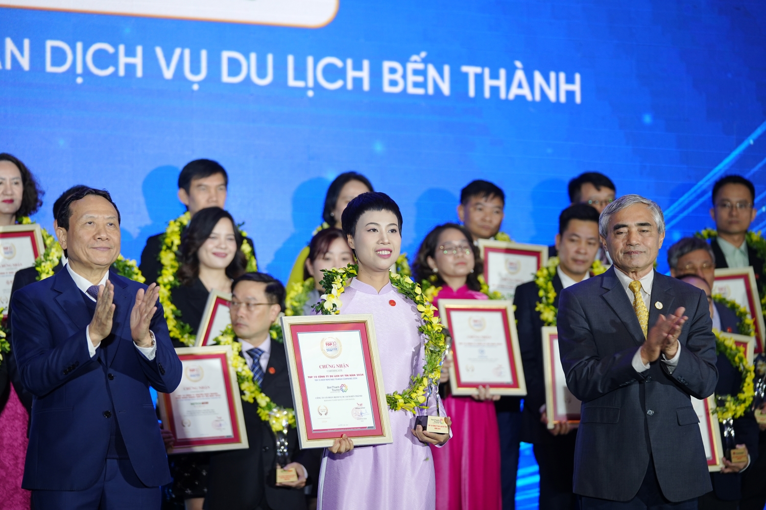 dai-dien-bbt-nhan-giai-vnr500