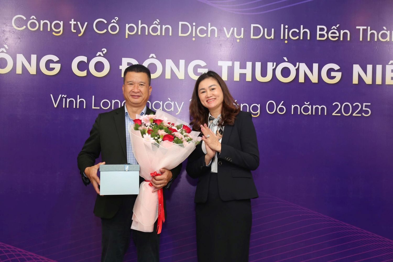 ban-lanh-dao-tang-hoa