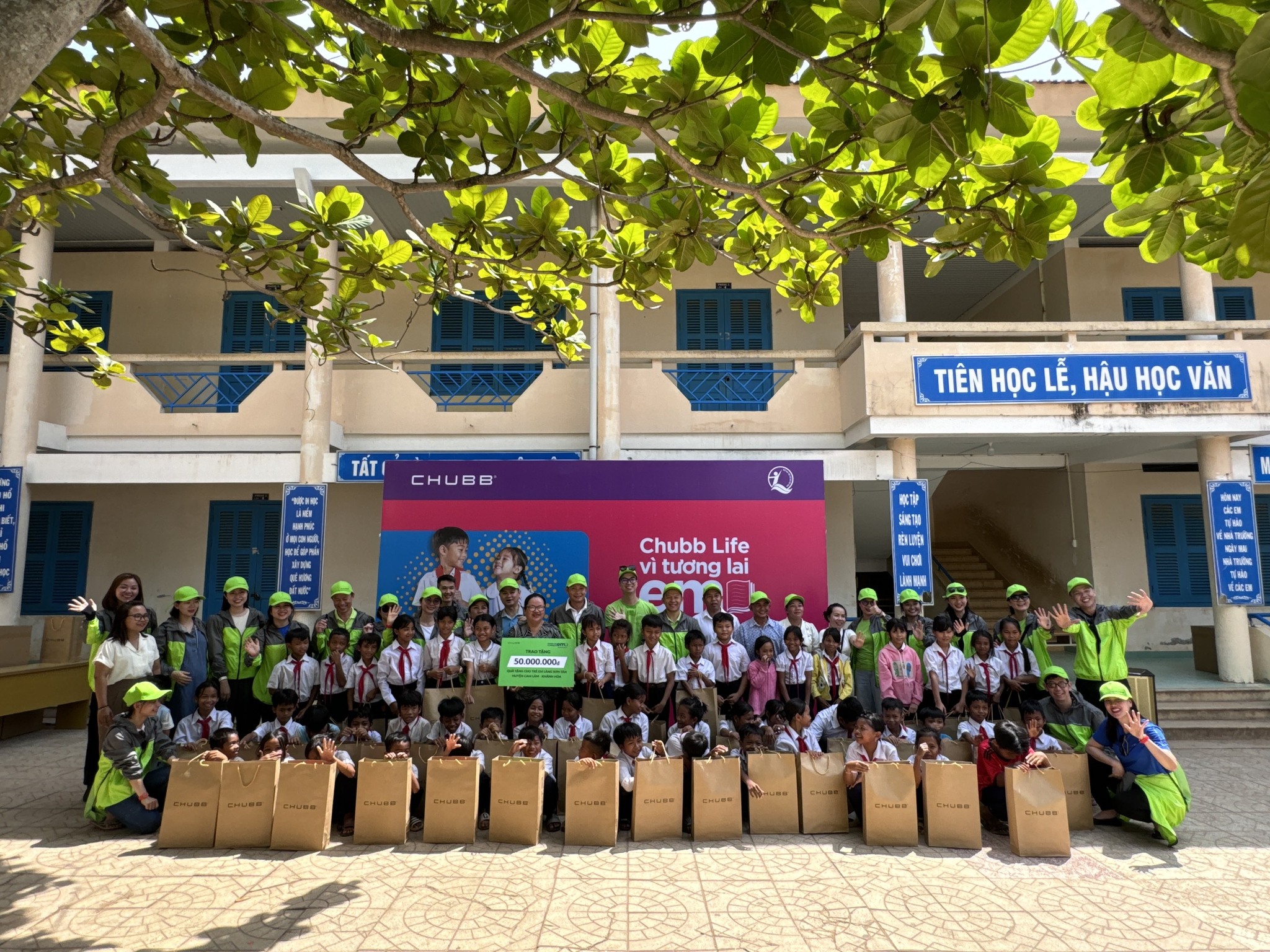 Doan khach BenThanh  Tourist tham gia hoat dong thien nguyen tai dia phuong