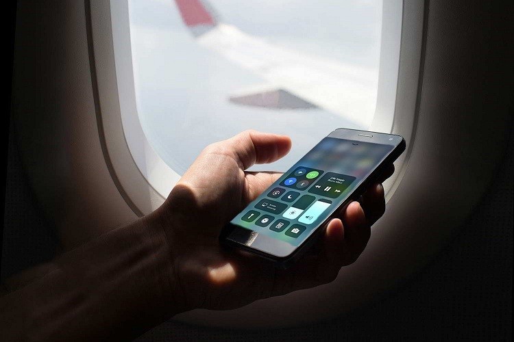 Nắm rõ những lợi ích khi đặt chế độ máy bay trên điện thoại  trong chuyến đi du lịch